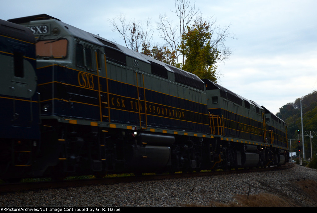 CSX3 2 and 1 handling the P00112 round the curve at the west end of Reusens
